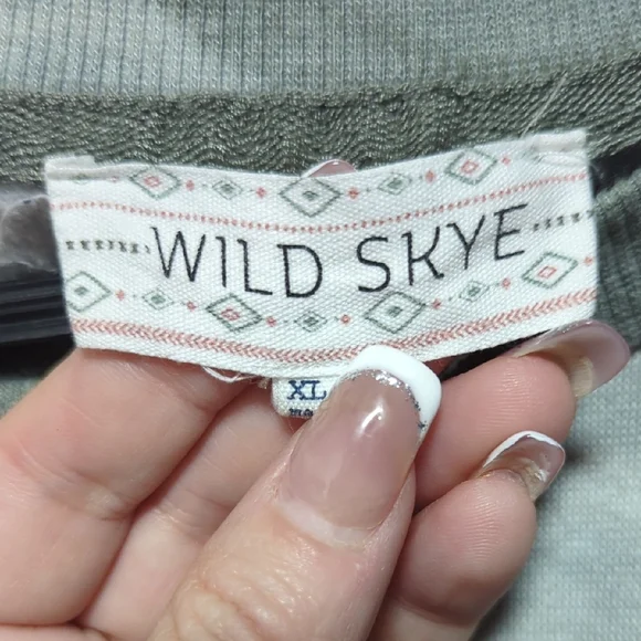 Chic Tie-Dye Cropped Sweatshirt in Gray - Picture 5 of 7